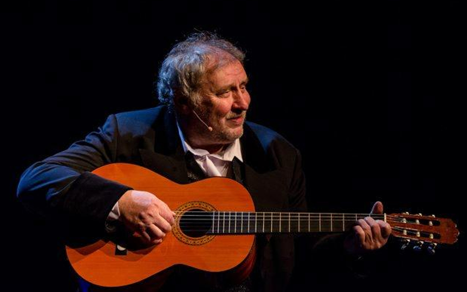 Andrzej Grabowski (Jesienin) sięga w spektaklu po gitarę.