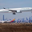 Airbus A350 Cathay Pacific lądujący na lotnisku  Johna F. Kennedy’ego w Nowym Jorku