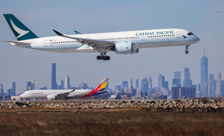 Airbus A350 Cathay Pacific lądujący na lotnisku  Johna F. Kennedy’ego w Nowym Jorku