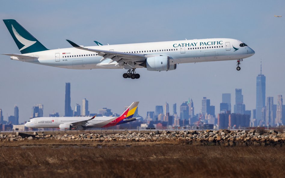 Airbus A350 Cathay Pacific lądujący na lotnisku  Johna F. Kennedy’ego w Nowym Jorku