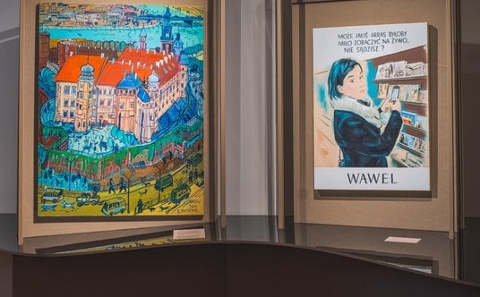 Na wystawie „A może coś innego? Współczesność na Wawelu”. Z prawej obraz Marcina Maciejowskiego, z l