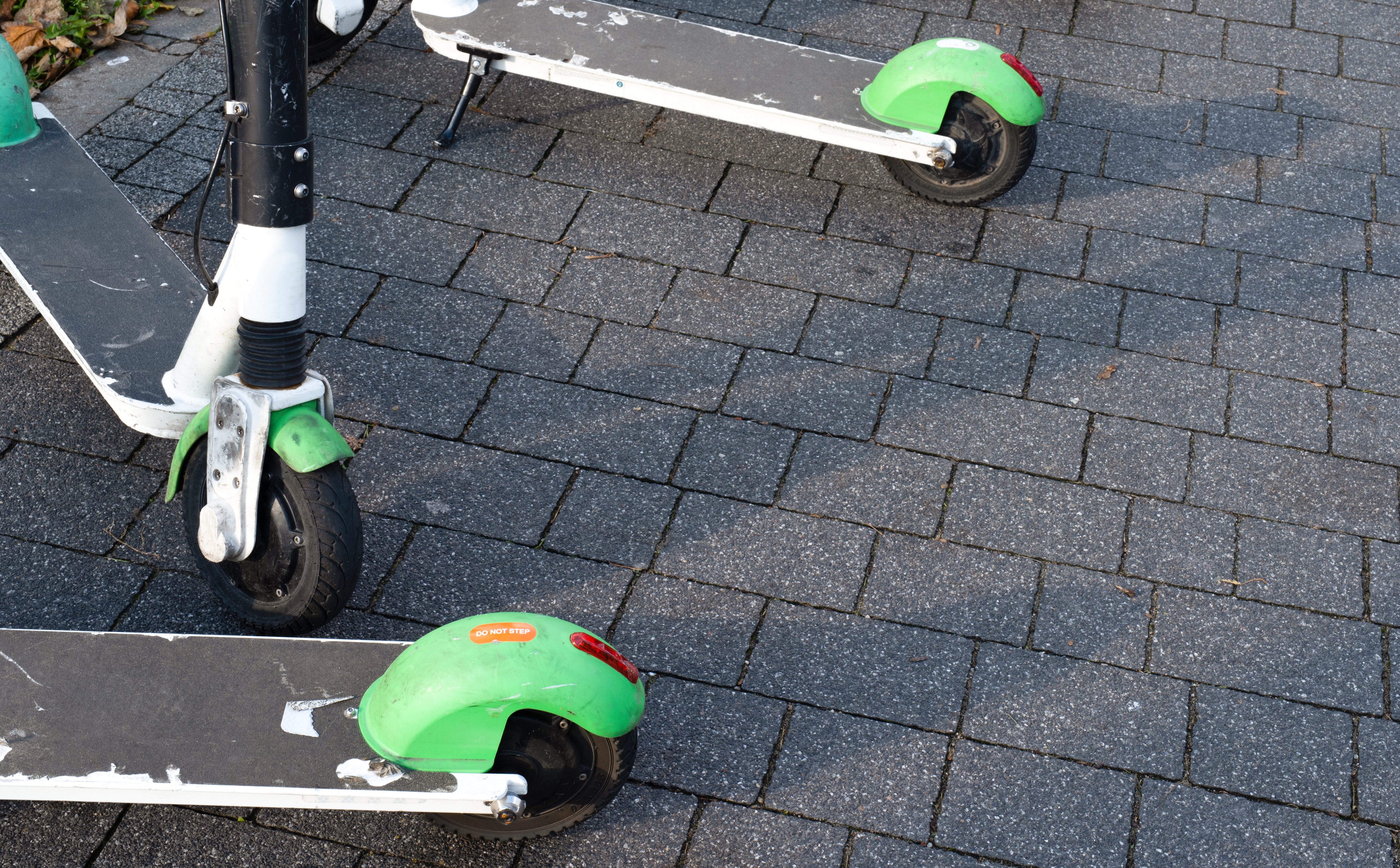 Plaga wypadków z udziałem elektrycznych hulajnóg. Posłowie zmieniają prawo