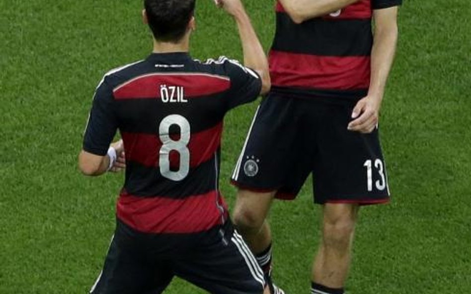 Mesut Oezil dyryguje, Thomas Mueller tańczy