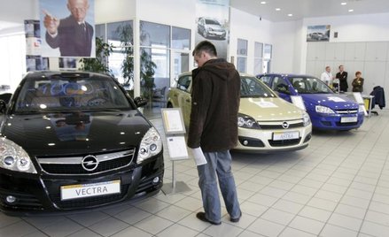Miliardy w autosalonach