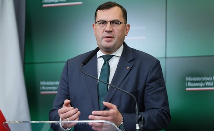 Minister rolnictwa i rozwoju wsi Stefan Krajewski podczas konferencji prasowej w sprawie martwego dz