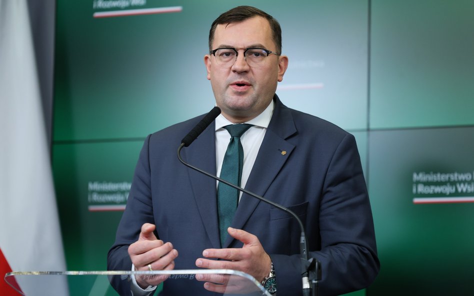 Minister rolnictwa i rozwoju wsi Stefan Krajewski podczas konferencji prasowej w sprawie martwego dz