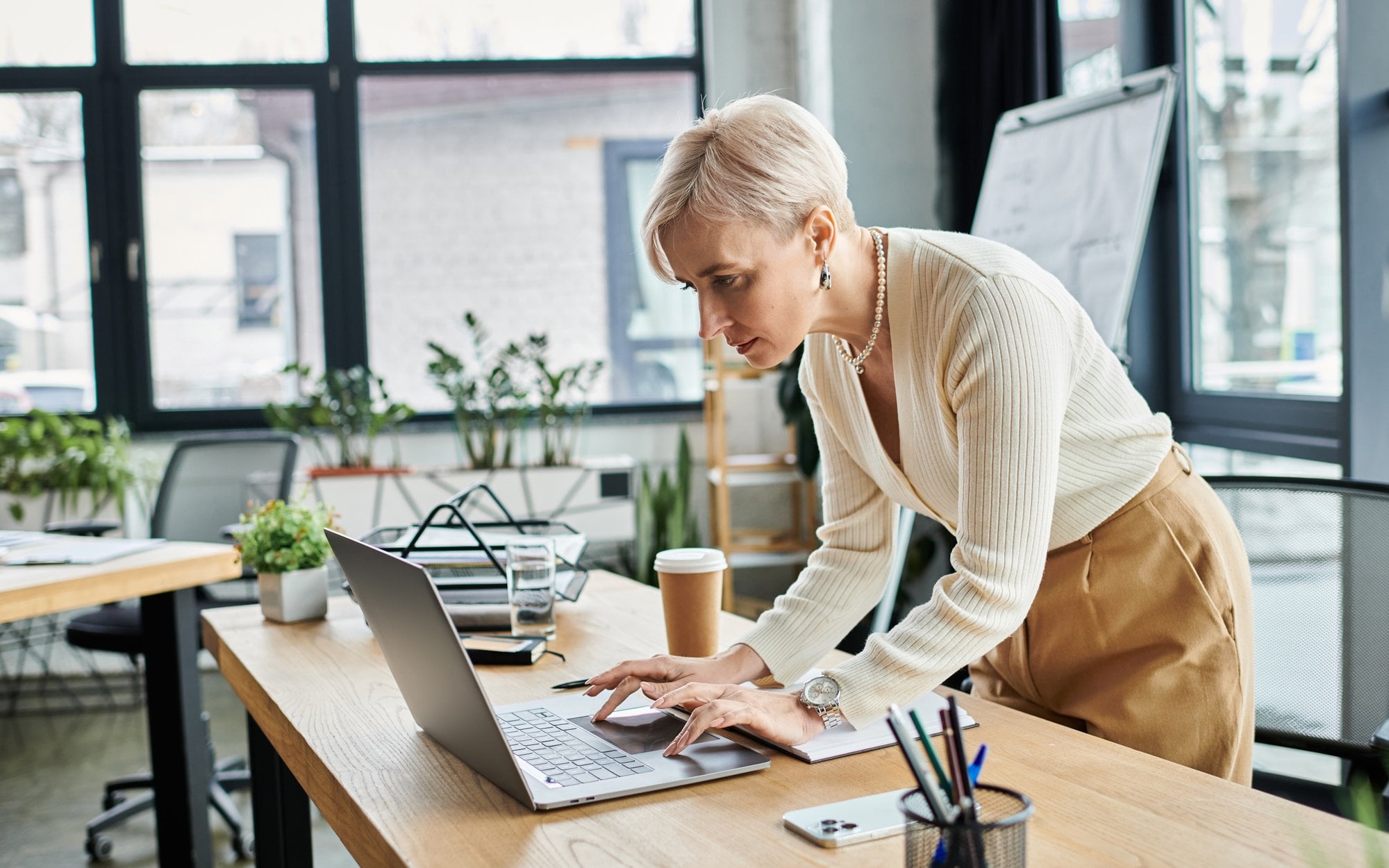 Polki wpadają w sidła kultury superwoman. Jak ona działa i czym skutkuje?