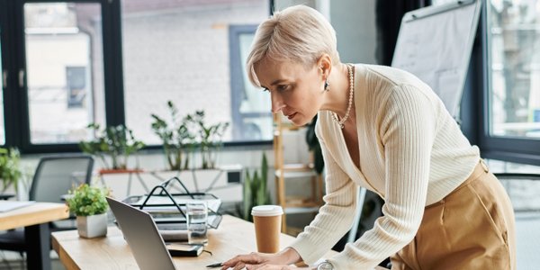 Polki wpadają w sidła kultury superwoman. Jak ona działa i czym skutkuje?