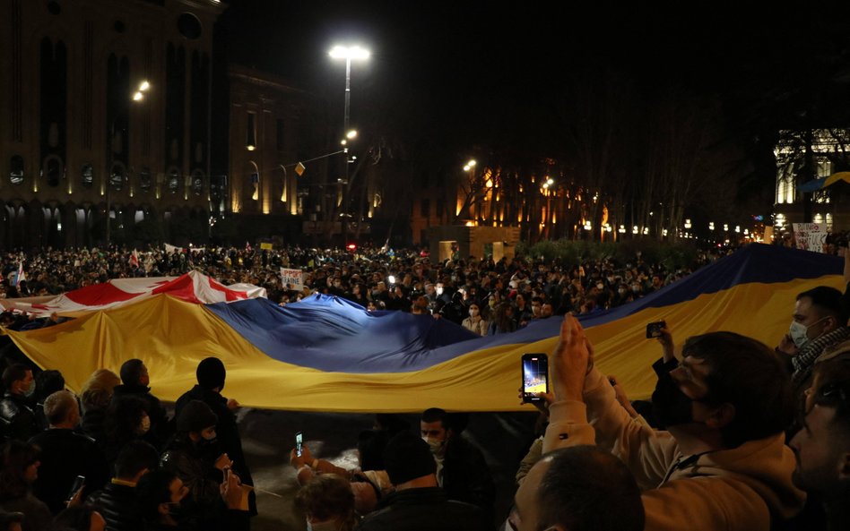 Protest w Gruzji przeciwko inwazji Rosji na Ukrainę i stanowisku gruzińskiego rządu