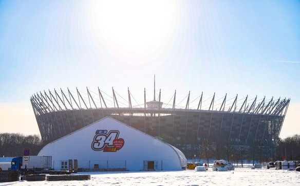 Budowa sceny 34. Finału Wielkiej Orkiestry Świątecznej Pomocy na błoniach Stadionu PGE Narodowego