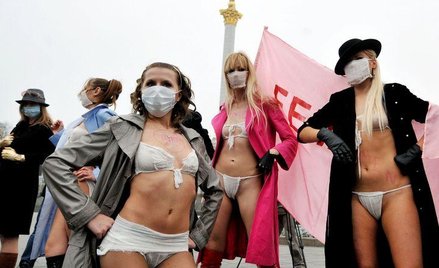 Ukraińskie feministki protestujące przeciw wykorzystywaniu świńskiej grypy w celach politycznych