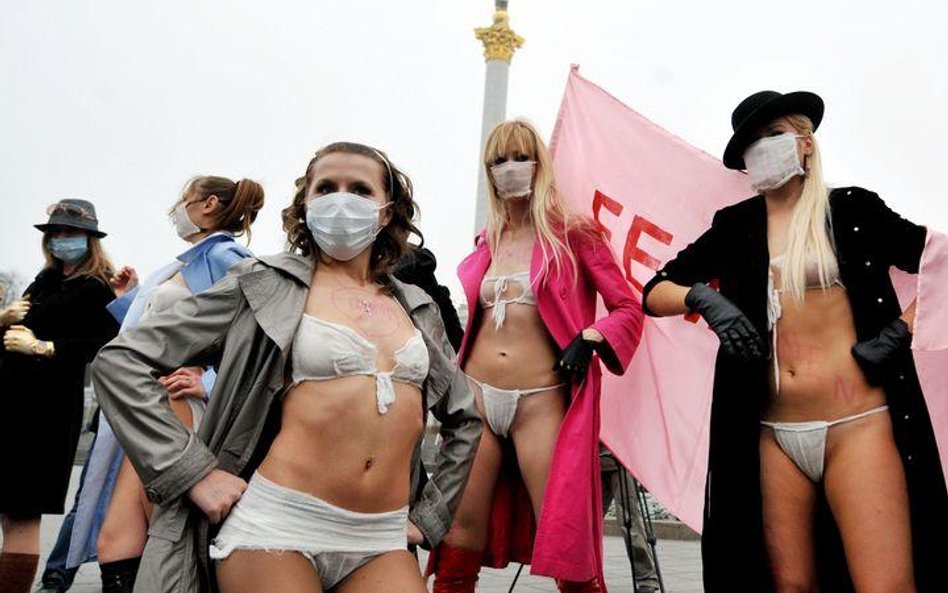 Ukraińskie feministki protestujące przeciw wykorzystywaniu świńskiej grypy w celach politycznych