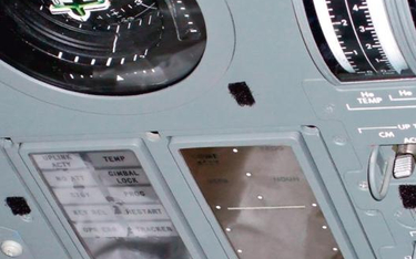Wyświetlacz i klawiatura komputera modułu dowodzenia zamontowane na panelu głównym statku Apollo. Po