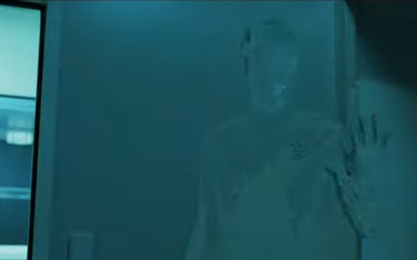 Kadr z filmu "Niewidzialny człowiek" z 2020 roku