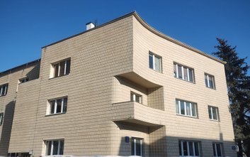 Budynek powstał na podłużnej, nieregularnej działce. To właśnie ona wymusiła charakterystyczne zaokr