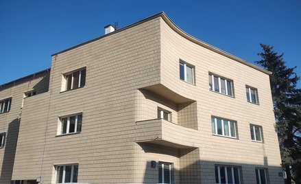 Budynek powstał na podłużnej, nieregularnej działce. To właśnie ona wymusiła charakterystyczne zaokr