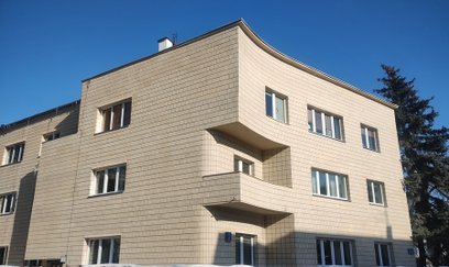 Budynek powstał na podłużnej, nieregularnej działce. To właśnie ona wymusiła charakterystyczne zaokr