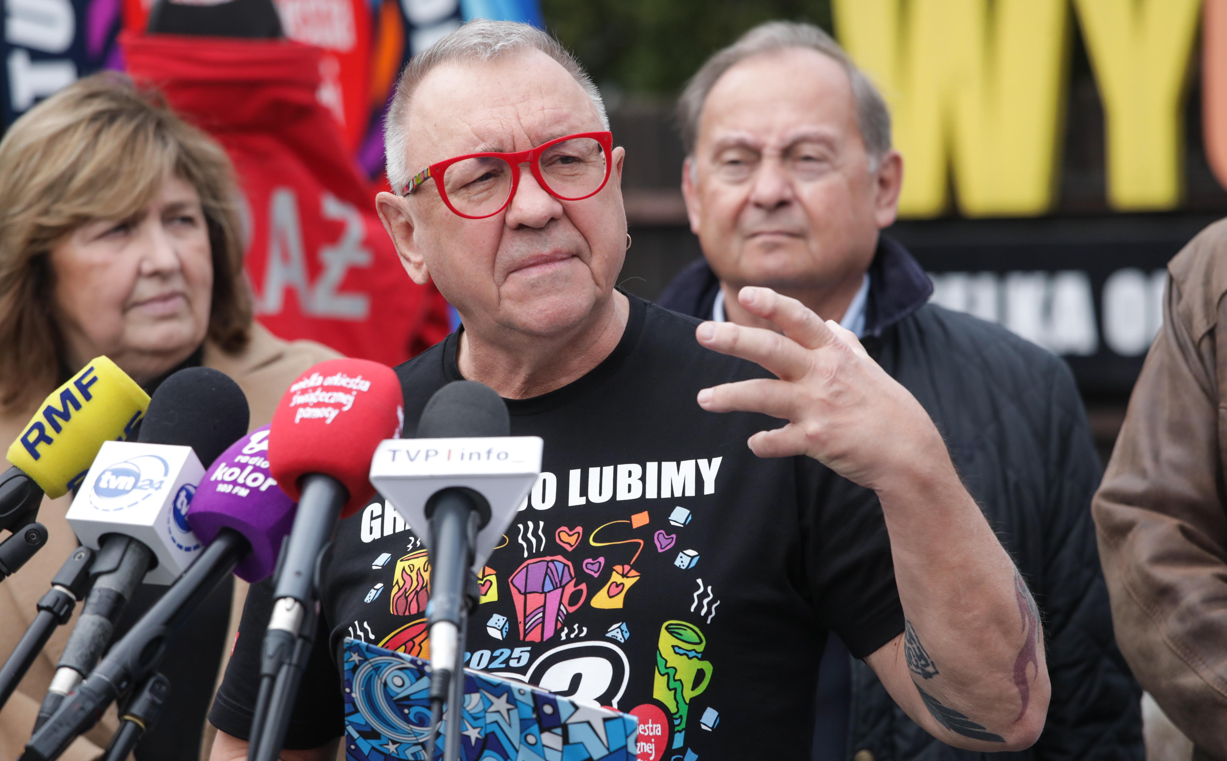 „Agresywne” napisy na płocie domu Jerzego Owsiaka. „Kolejne traumatyczne przeżycie”