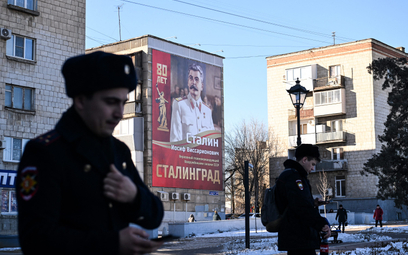 Plakatami z wizerunkiem Stalina zasłonięto najmniej reprezentacyjne budynki w mieście
