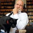 Ślepy kot Fidel przybłąkał się kilkanaście lat temu do Szymona Kobylińskiego, ojca pana Macieja