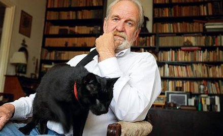 Ślepy kot Fidel przybłąkał się kilkanaście lat temu do Szymona Kobylińskiego, ojca pana Macieja