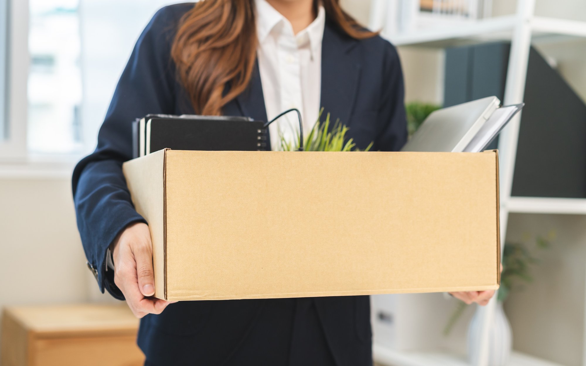 Firmy wciąż zaciskają pasa i tną zatrudnienie