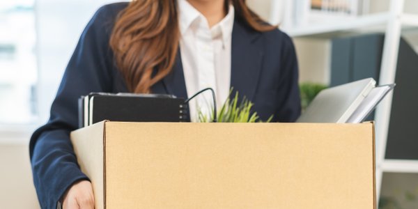 Firmy wciąż zaciskają pasa i tną zatrudnienie