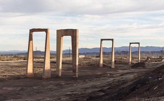 W mieście Eagle Mountain pozostały nie tylko budynki, ale też m.in. betonowe przęsła, pozostałość po
