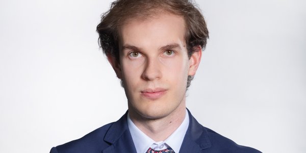 Retoryka silniejsza niż dane – jak Warsh steruje oczekiwaniami rynku
