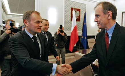 Jeśli minister obrony Bogdan Klich (po prawej) nie przedstawi premierowi Donaldowi Tuskowi oszczędno