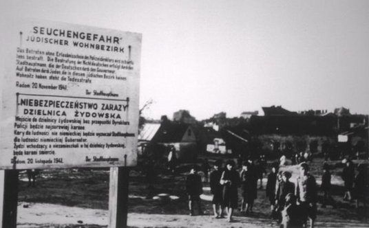 Niemal wszyscy Żydzi z radomskiego getta (ok. 30 tys.) zostali zamordowani przez Niemców w obozie za