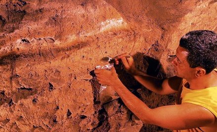 Julio Mercader, archeolog z Uniwersytetu w Calgary, podczas prac wykopaliskowych w jaskini na tereni