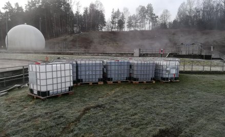 Z osadnika wstępnego usunięto 14 tys. litrów mazistej, cuchnącej substancji ropopochodnej. Olsztyńsk