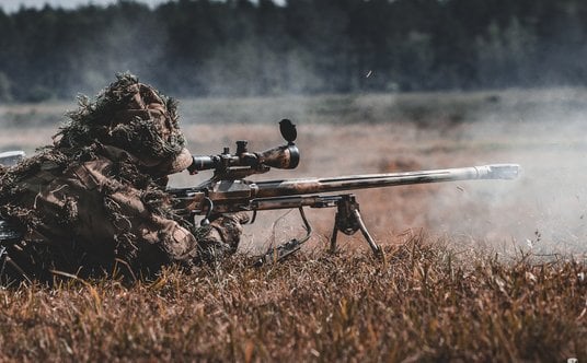 Strzelec wyborowy z 21. Brygady Strzelców Podhalańskich podczas Żelaznego Obrońcy-25. Widoczna broń 