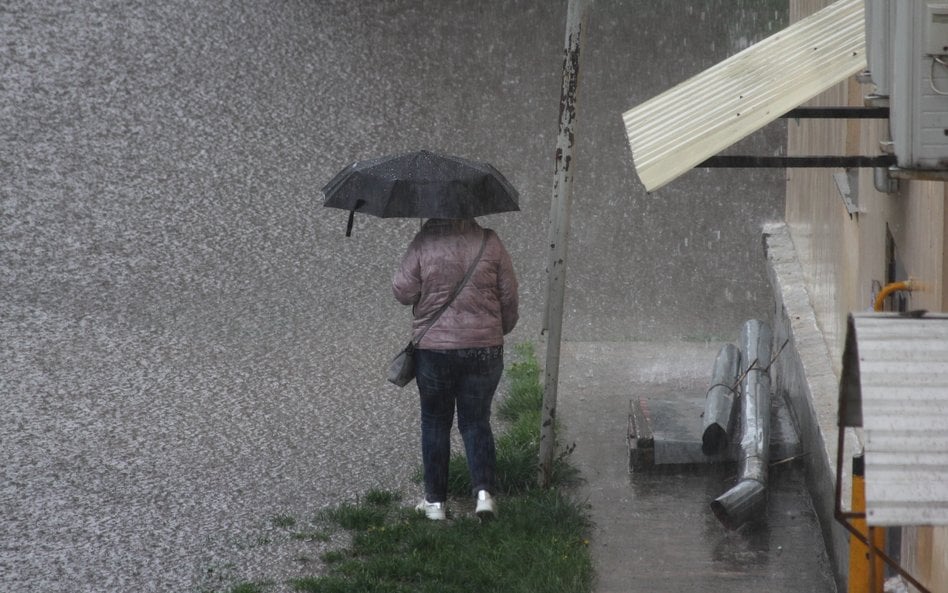 W poniedziałek w wielu rejonach kraju należy spodziewać się intensywnych opadów deszczu