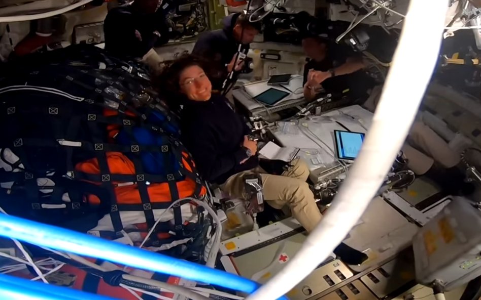 Statek Orion po okrążeniu Księżyca zmierza w stronę Ziemi, wykorzystując tylko grawitację