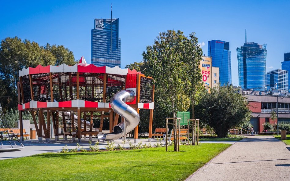 Dla dzieci i młodzieży wybudowano plac zabaw ze zjeżdżalniami w formie karuzeli