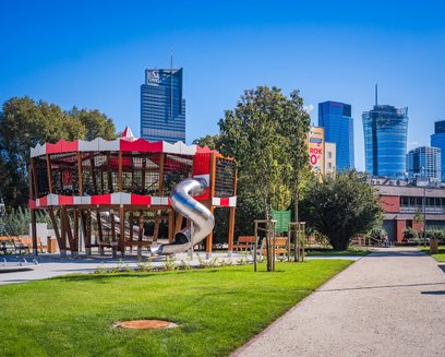 Dla dzieci i młodzieży wybudowano plac zabaw ze zjeżdżalniami w formie karuzeli