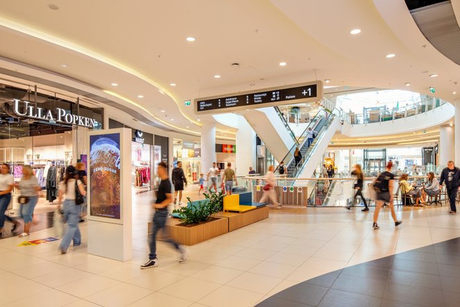 Na terenie obiektu działa ponad 200 punktów, w tym sklepy z odzieżą, elektroniką oraz artykułami wyp