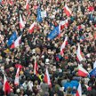 Uczestnicy marszów protestowali przeciw planowanym przez PiS zmianom w ustawie o Trybunale Konstytuc