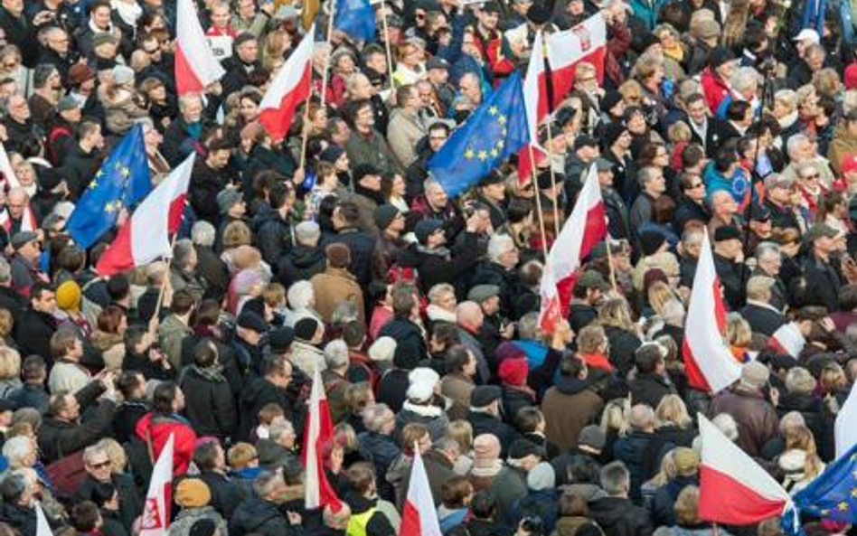 Uczestnicy marszów protestowali przeciw planowanym przez PiS zmianom w ustawie o Trybunale Konstytuc