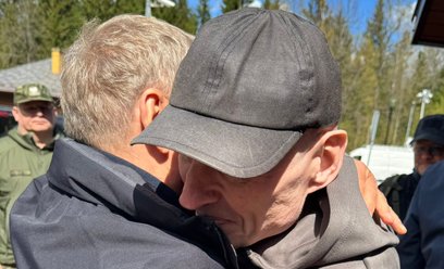 Donald Tusk wita Andrzeja Poczobuta