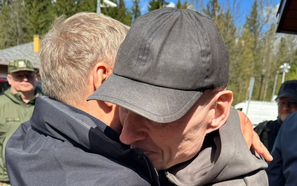 Donald Tusk wita Andrzeja Poczobuta