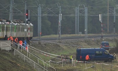 Działania służb przy zniszczonym fragmencie torowiska na trasie Dęblin-Warszawa przy stacji kolejowe