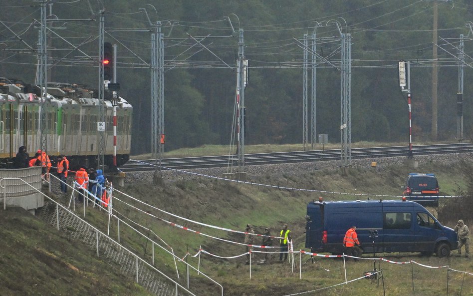 Działania służb przy zniszczonym fragmencie torowiska na trasie Dęblin-Warszawa przy stacji kolejowe