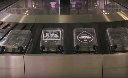 Woda w walizkach na lotnisku? Niecodzienna akcja zwraca uwagę turystów na problem