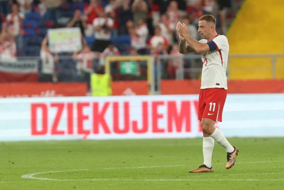 Kamil Grosicki dziękuje kibicom podczas meczu towarzyskiego Polska-Mołdawia w Chorzowie