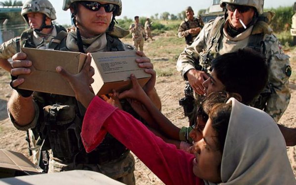 Polscy żołnierze w Iraku zajmują się również pomocą humanitarną