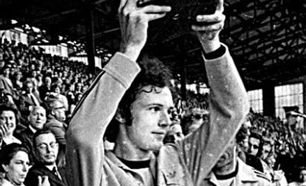 Franz Beckenbauer z pucharem za zwycięstwo