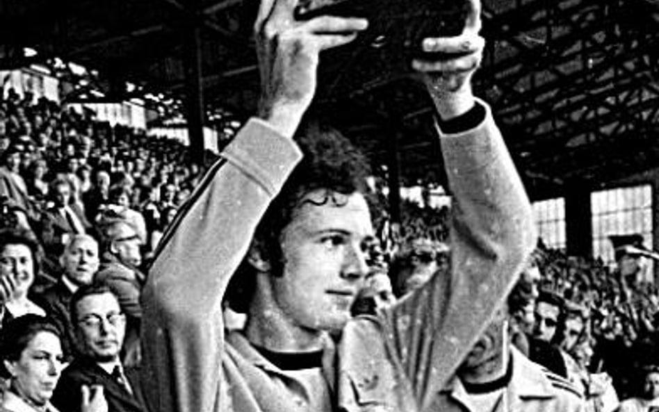 Franz Beckenbauer z pucharem za zwycięstwo